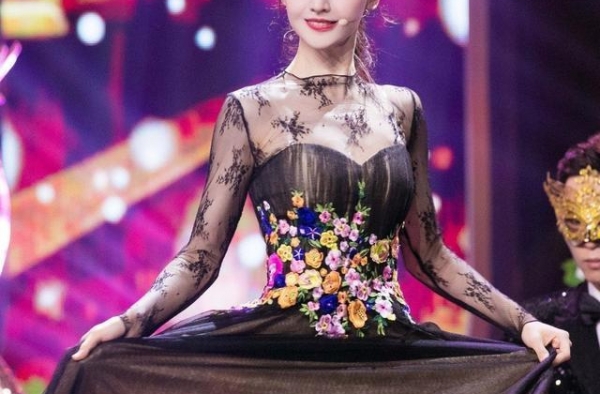 郑爽将“丝袜”穿在身上？看到她抬起胳膊的模样，还是胖点好看