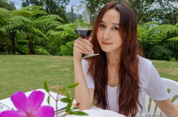 胡静在家真放得开，穿短裙戴狐狸耳饰走廊上跳舞，俏皮舞姿太可爱