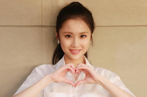 女明星们，别再追求高鼻大眼了，因为美不过新疆的她们