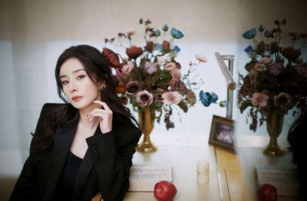 杨幂最新活动美照，西装搭配钻石长袜，露香肩秀长腿超性感