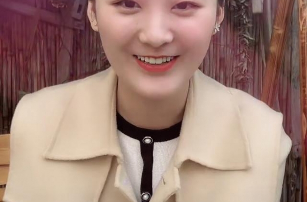 大衣哥儿媳妇在厕所门口包饺子接地气，有苍蝇落在饺子上也不在乎