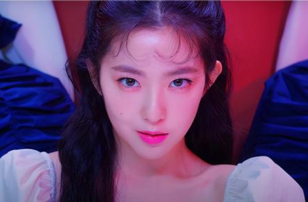 ?对造型师狙击耍大牌，时尚圈导演伴舞点赞一事道歉的Irene