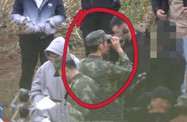 肖战剧组拿望远镜“偷拍”！现场笑的合不拢嘴，近照被晒黑了一圈