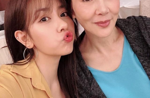 恭喜！前邵氏知名女星林秀君升级做外婆，女儿丁巧唯10分钟顺产