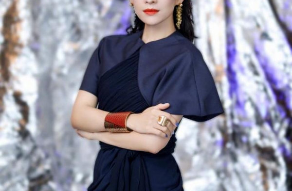 章子怡素颜现身按摩店，发际线暴露状态堪忧，生二胎后被指太显老