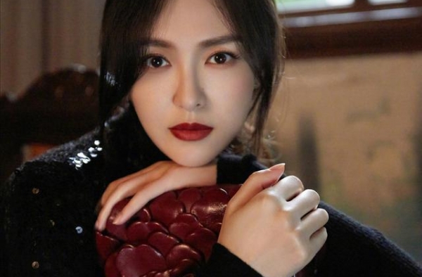 「饭饭快报」唐嫣女儿、李现光头、张含韵礼物、白冰借礼服