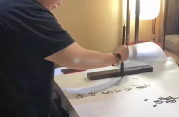 49岁韩红近照曝光，暴瘦后面容憔悴，年轻时颜值很高