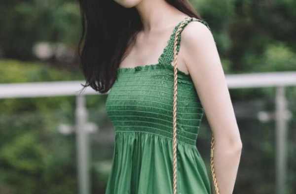 娜扎私下穿得挺随性，一身绿色吊带裙，打扮真没女明星包袱