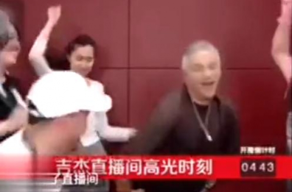 吉杰为捞金扮小丑？直播带货穿女装搔首弄姿，被嘲自降身价博眼球