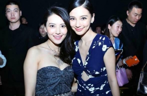杨颖高圆圆同框,当镜头怼到脚上,一眼看出心机:为了赢也是拼了