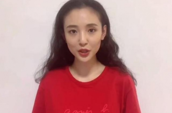 28岁吴倩结婚当妈后，近照尽显老态少女感全无，生娃代价太大了