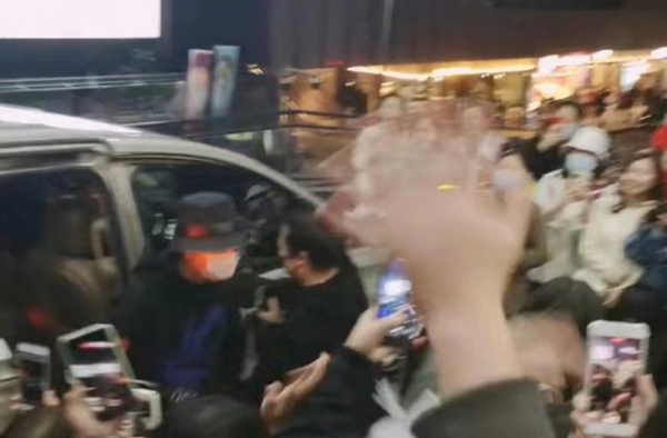 成毅回老家湖南录制《快乐大本营》，人气超高。