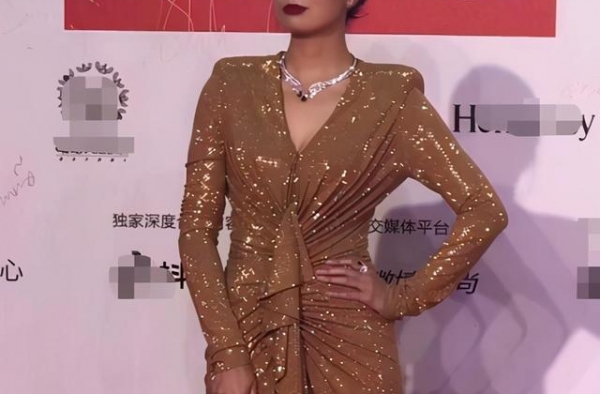 唐嫣杨幂昔日好姐妹同场无交流，糖糖产后御姐范，盛典上演眼神杀
