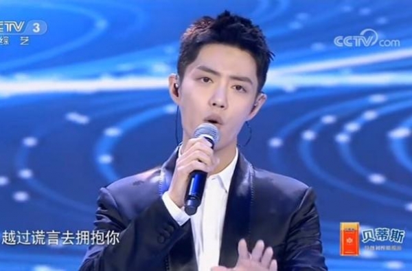 肖战登上CCTV演唱！和小朋友搭档，央视镜头下的皮肤太真实