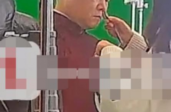 岳云鹏拍广告假吃？面条吃一口就吐到垃圾桶，镜头之外不见笑容