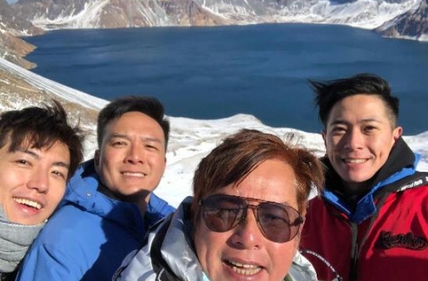 谭咏麟携朋友爬长白山，完成2457米高山挑战，山上调皮打雪仗