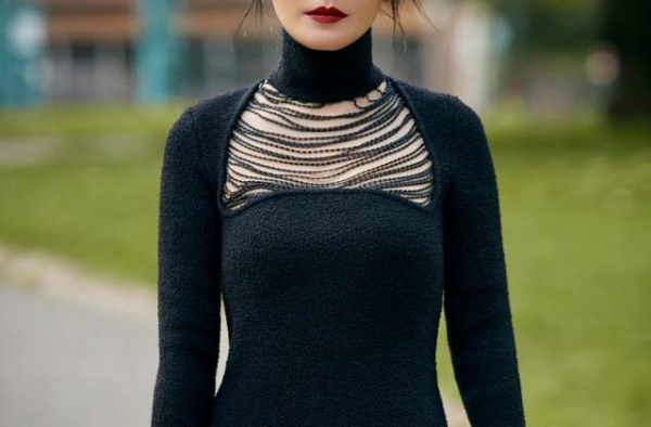 49岁俞飞鸿真不服老，上万针织裙尽显凹凸身材，抓拍比精修图美