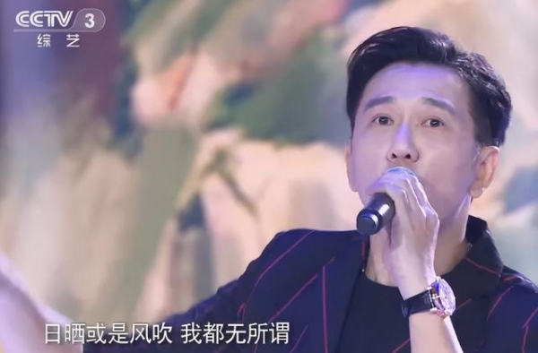 温兆伦：56岁成央视常客，重阳节晚会翻唱金志文歌曲发音很地道