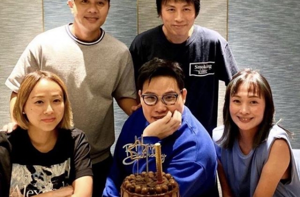 53岁苏永康携儿子度假，3岁儿子近照如饼印，老来得子感慨多