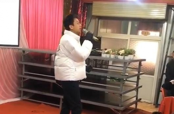 邓超参加农村婚宴，上台表演热情献唱，台下观众反应冷淡无人捧场