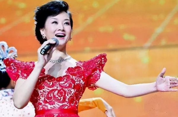 国家一级演员宋祖英：24岁成春晚常客，结婚13年“冒险”生子
