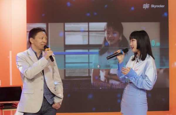 “姐姐”黄龄变身好物推荐官，与张朝阳挑战高难度对唱情歌