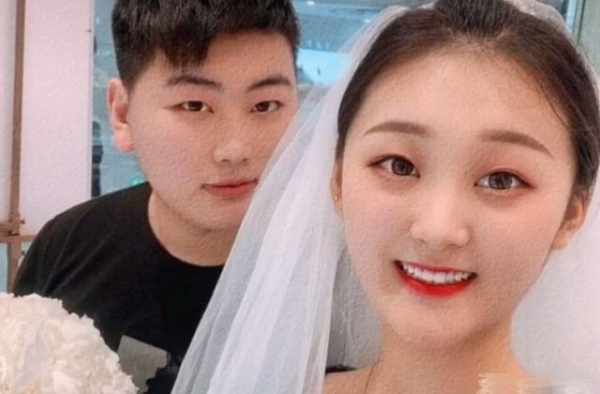 大衣哥儿媳成代言人！参观果林走路疑似有孕，曾曝还未与丈夫领证