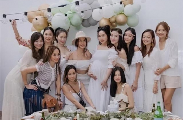 孙芸芸小姑子办迎婴派对，嫁小11岁平民怀男胎，名媛云集阵仗大