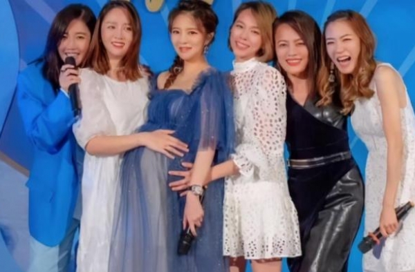 安以轩女儿遗传到她的浓密发量，头发又黑又密，母女同框像姐妹俩