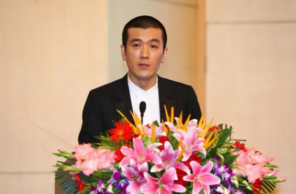 男网红半夜打电话骚扰黄圣依，杨子霸气护妻遭回怼“你配不上她”