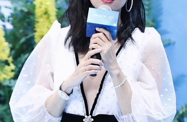41岁章子怡二胎后更自信，穿白色深V纱裙亮相，身材曲线太完美