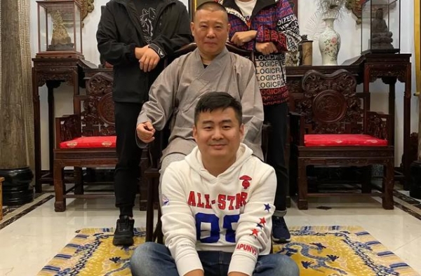 岳云鹏饭桌再次被围观！饭碗破边不舍得扔？一道菜让人特别感兴趣