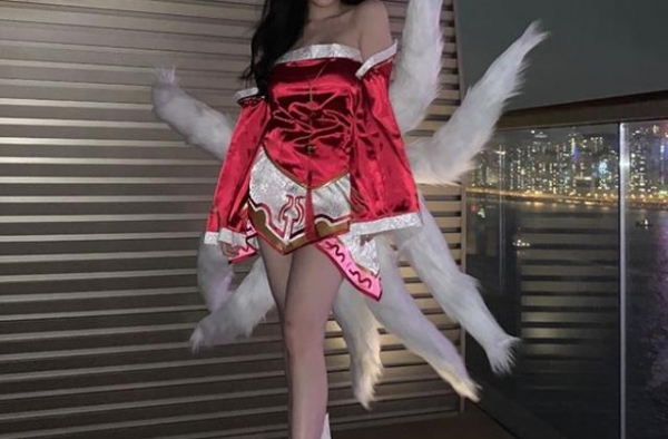邱淑贞女儿扮九尾狐妖，脸型精致眼神魅惑，像极了当年的“小昭”