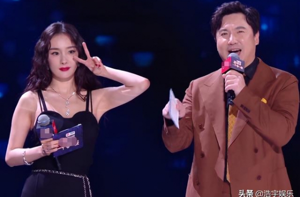 女星上镜全身涂粉？杨幂伸手比V时，看清腋窝，这肤色才最真实