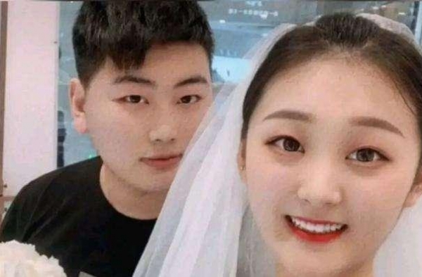 大衣哥19岁儿子直播与老婆频频秀恩爱，相互喂食又搂又抱遭吐槽