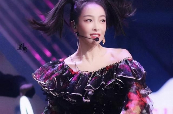 宋茜和蔡依林之间，相差了“100次挫折”和“脱掉1次高跟鞋”