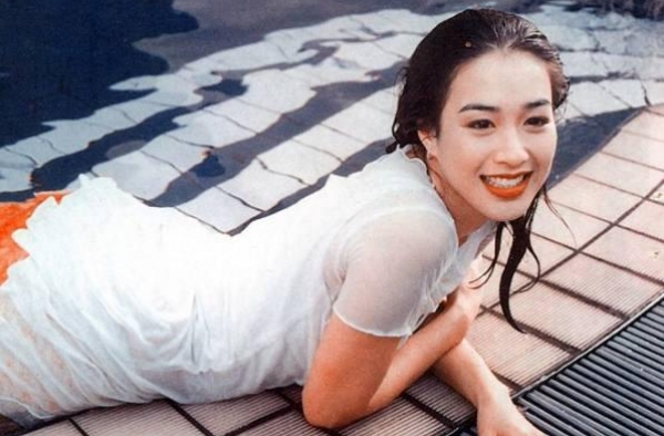 钟丽缇大女儿发视频痛哭不已，称遇到不知所措的事情，状态引关注