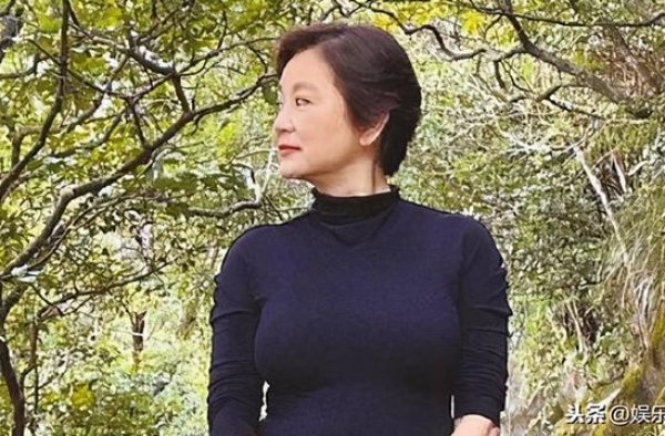 66岁林青霞再爆近照，气质优雅有什么可羡慕？管好自己