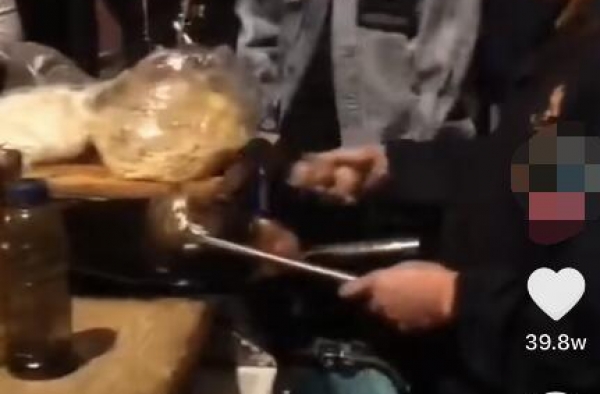 王思聪吃路边摊炒饭加四个蛋，和两任前女友同框，搂新女友秀恩爱