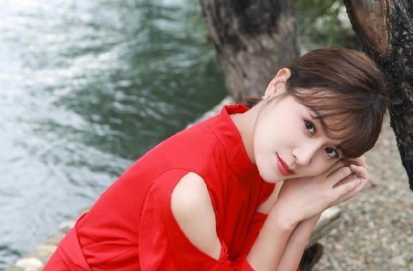 35岁叶一茜真会打扮，露肩红裙展现曼妙身材，扎起马尾犹如少女