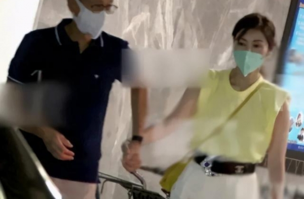 弟弟娶李嘉欣坐拥百亿，姐姐一生低调平凡，许晋亨姐弟同父不同命
