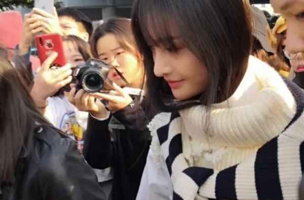 路人手机下女星真实生图，娜扎白到发光，杨颖最美，鞠婧祎尴尬