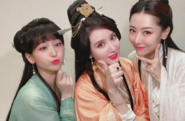 《神话》三美重聚！白冰张萌金莎古装与十年前无差，网友：差胡歌