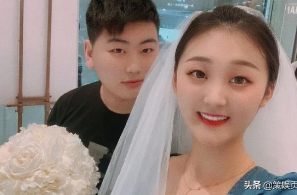 大衣哥儿子儿媳直播翻车，全程呆若木鸡像假人，窘态毕露太难堪