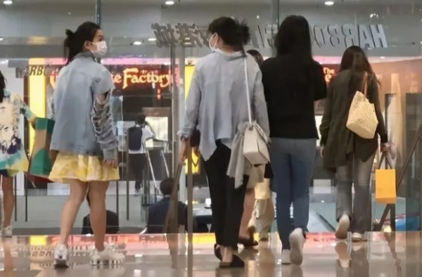 邱淑贞一家罕见同框，网曝富豪老公亏损4亿，她的豪门梦碎了？