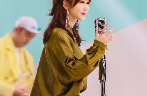 杨紫新照头发变长，身材瘦回《香蜜》，自称是小学呼啦圈冠军