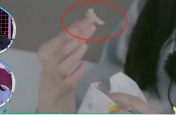 女明星为了减肥有多拼，看关晓彤看别人吃零食的表情就知道了