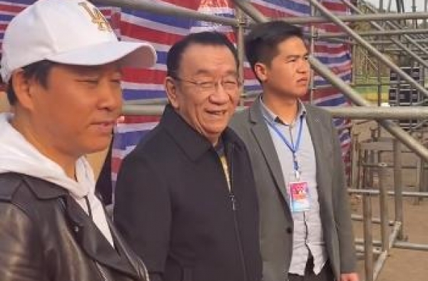 73岁侯耀华工地商演，在美女堆里笑开了花，手伸美女后背遭吐槽