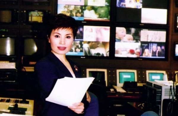 央视主播李瑞英：开播前得知儿子坠楼，仍无失误直播，观众：冷血