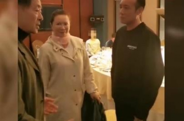 濮存昕蔡明等大腕聚餐，“百亿影帝”黄渤安静倾听，乖巧似小学生